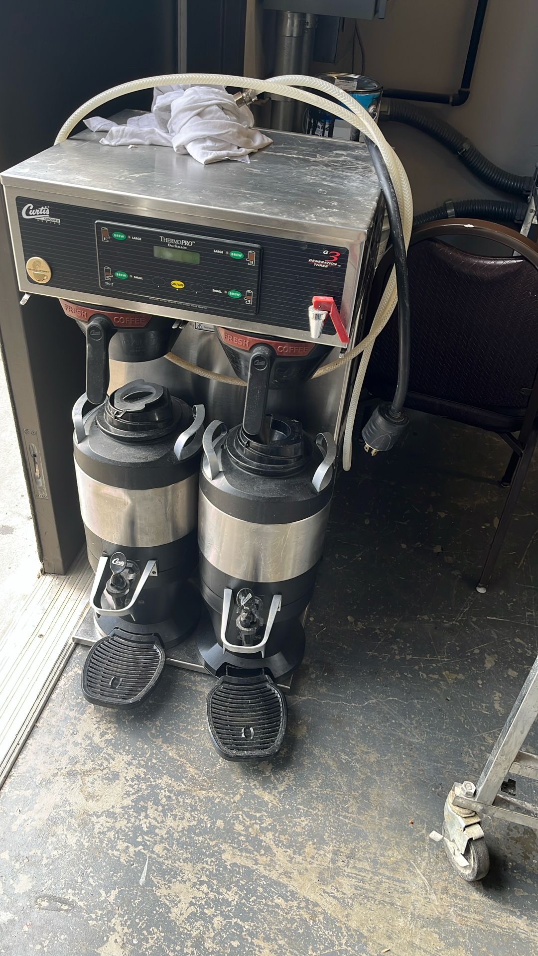 Commercial coffee machine, good condition And Hot Water