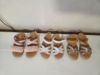 Sandals for girls like new (barely used), size 9, $5 each/ Sandalias para niña pequeña como nuevas (apenas usadas), numero 9, $5 c/u