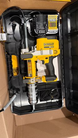 DeWalt 20V Max Cordless Grease Gun Kit