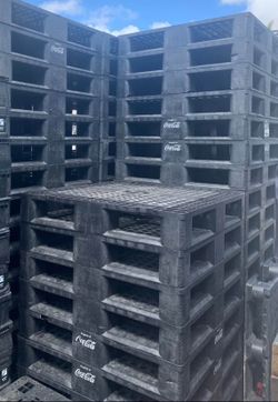 Pallets 32x37 plastic all black