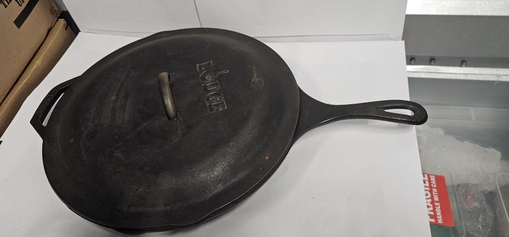 Lodge SK 13"1/2 Large Cast Iron Skillet & Lid