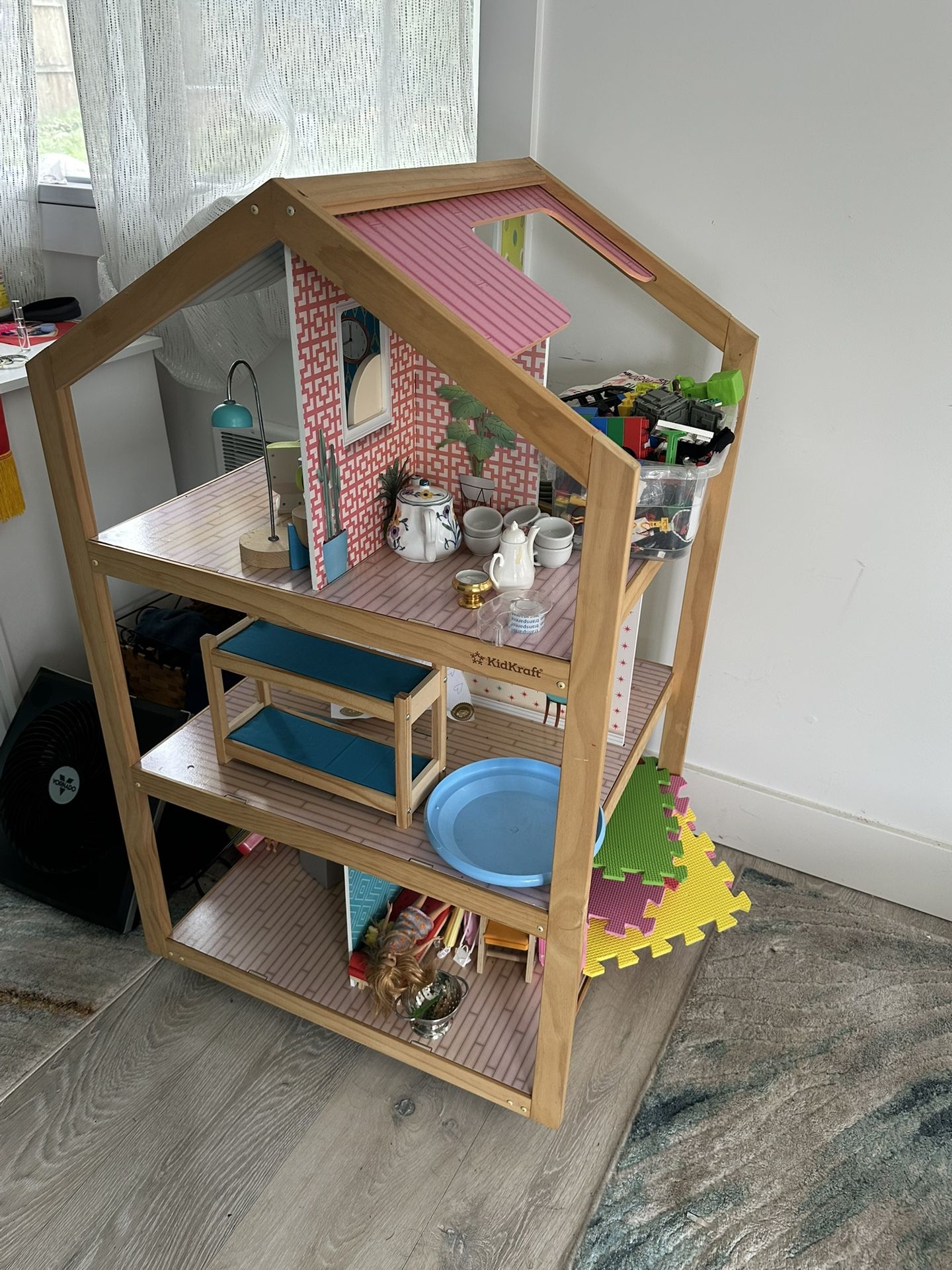 Doll House With Furnitures And 2 Barbies