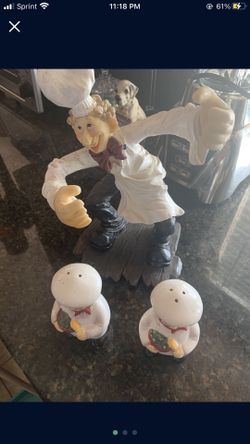 Chef Bottle Holder With Salt And Pepper Set