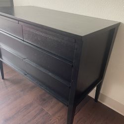 4  Drawer Dresser Crate&Barrel, Solid wood
