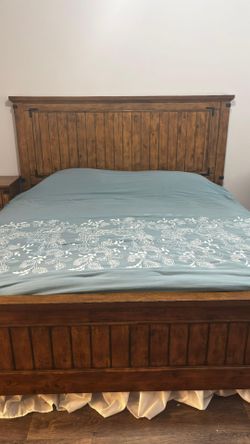 King Bedroom Set – Bed, 2 Nightstands, Dresser & Chest – very good  Condition