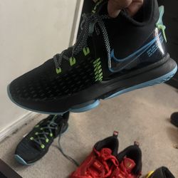 Nike LeBron Witness 5