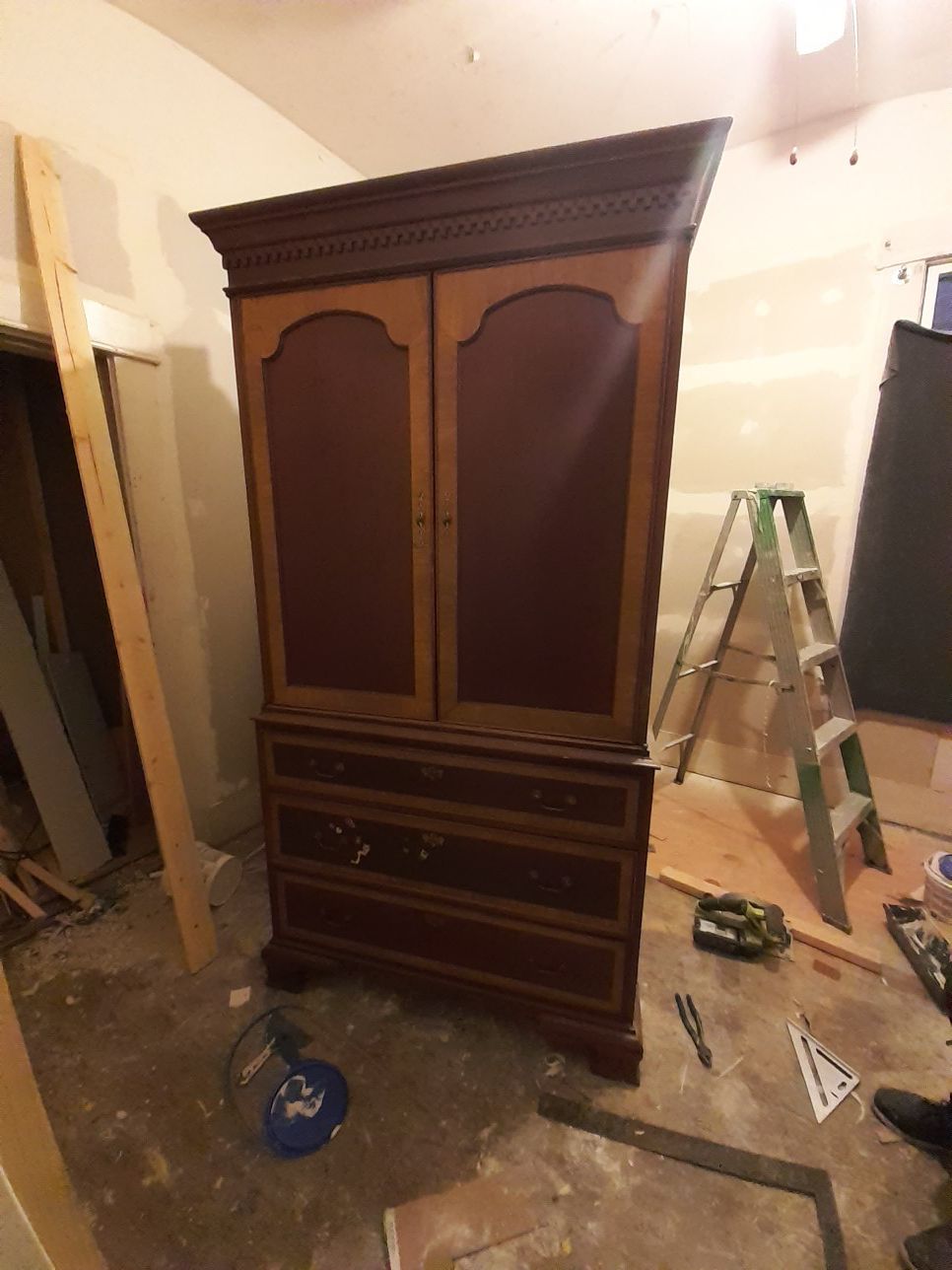 Cabinet/Armoire