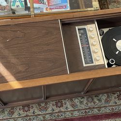 Magnavox 1960s Mid Century Modern Record Player Radio Stereo Media Console (NEEDS REPAIRS)