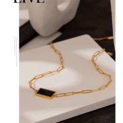 Temperament Square Pendant necklace