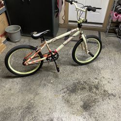 Mongoose Slyde 20 In. Girls Freestyle Bike