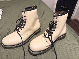 Doc martins creame color