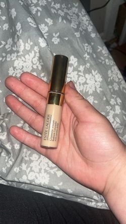 Estēe Lauder shade light