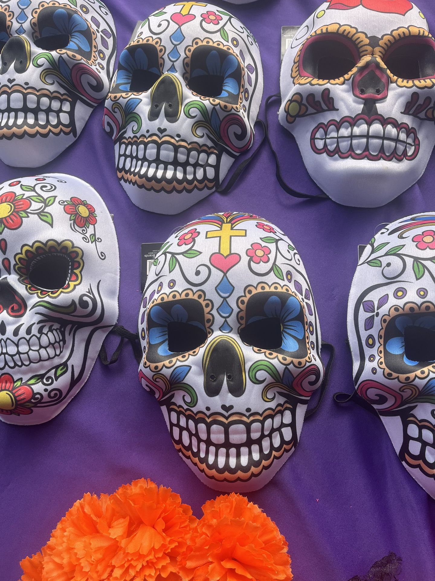 Máscaras para Halloween a cinco dólares cada una