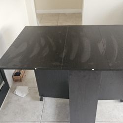 Collapsible dining room table