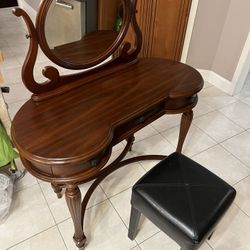 Make Up Table