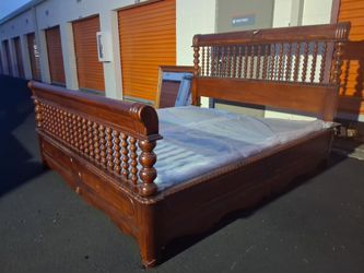 kng Sz Bd Frm With Base Good Condition