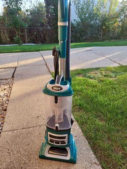 Shark Rotator liftaway upright bagless vacuum cleaner in very good condition fully functional with attachment.