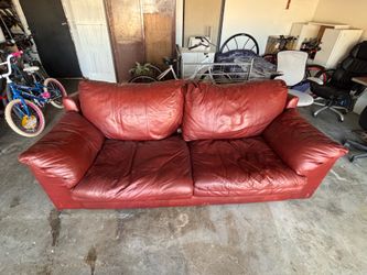 Red/burgundy faux leather couch / Sillón de piel rojo/guindo