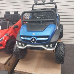 Coche eléctrico Mercedes para niños con entrada USB auxiliar. Disponible con un pago inicial de $49 para llevar a casa. 