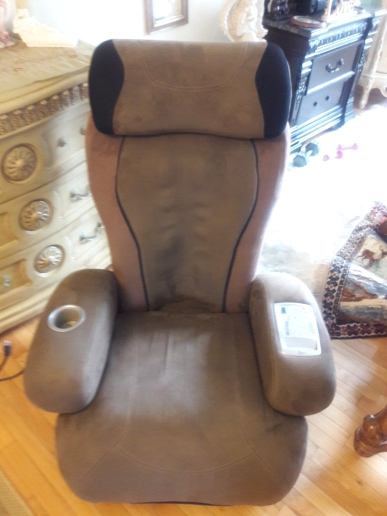 chair. of massage. I bought. 600. offer 200. new