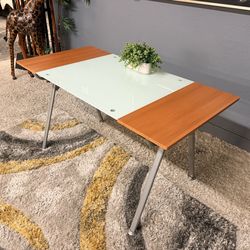 Nice Modern Style Desk