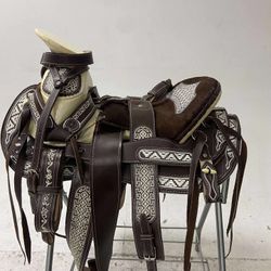 Monturas charras bordadas con fuste amplio