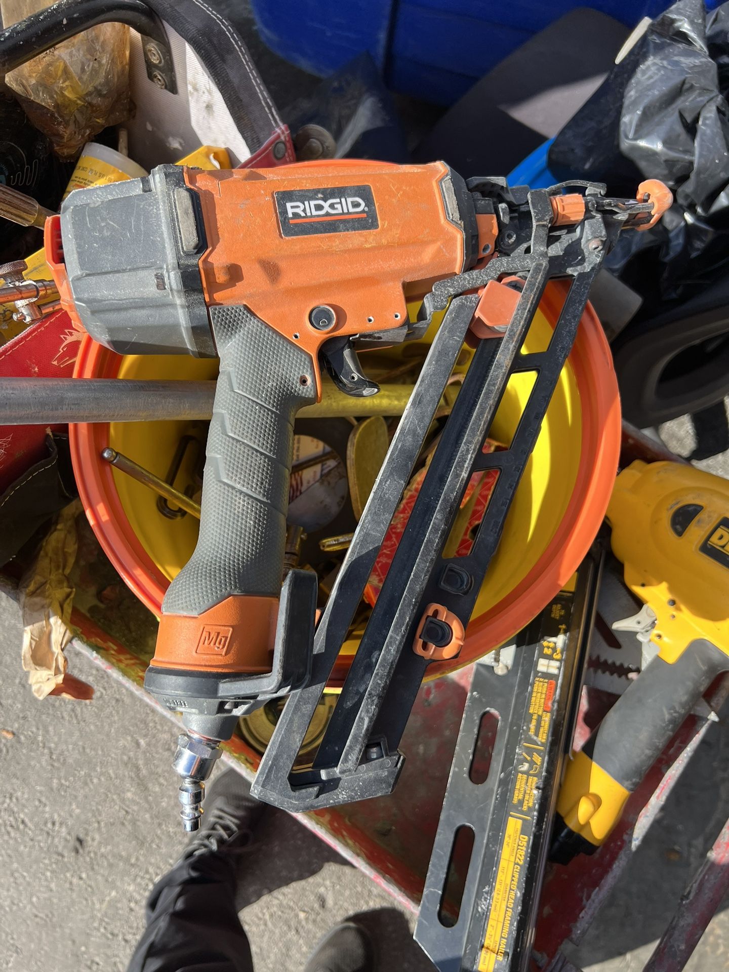 RIDGID R250SFE 2-1/2 in. Straight Finish Nailer