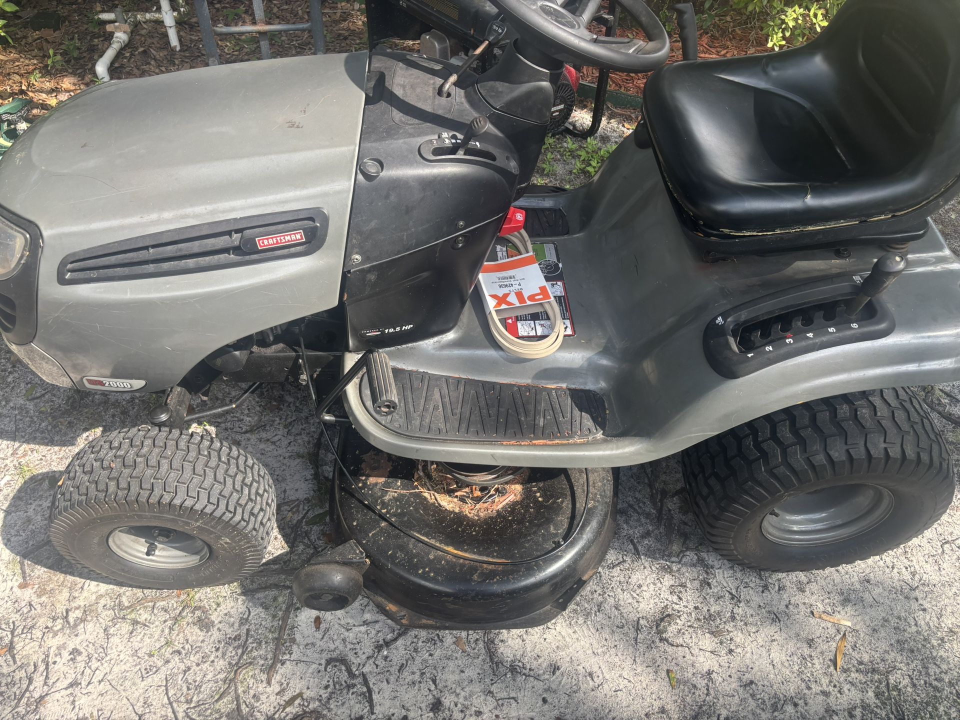 Craftsman Riding Lawnmower Needs Work.