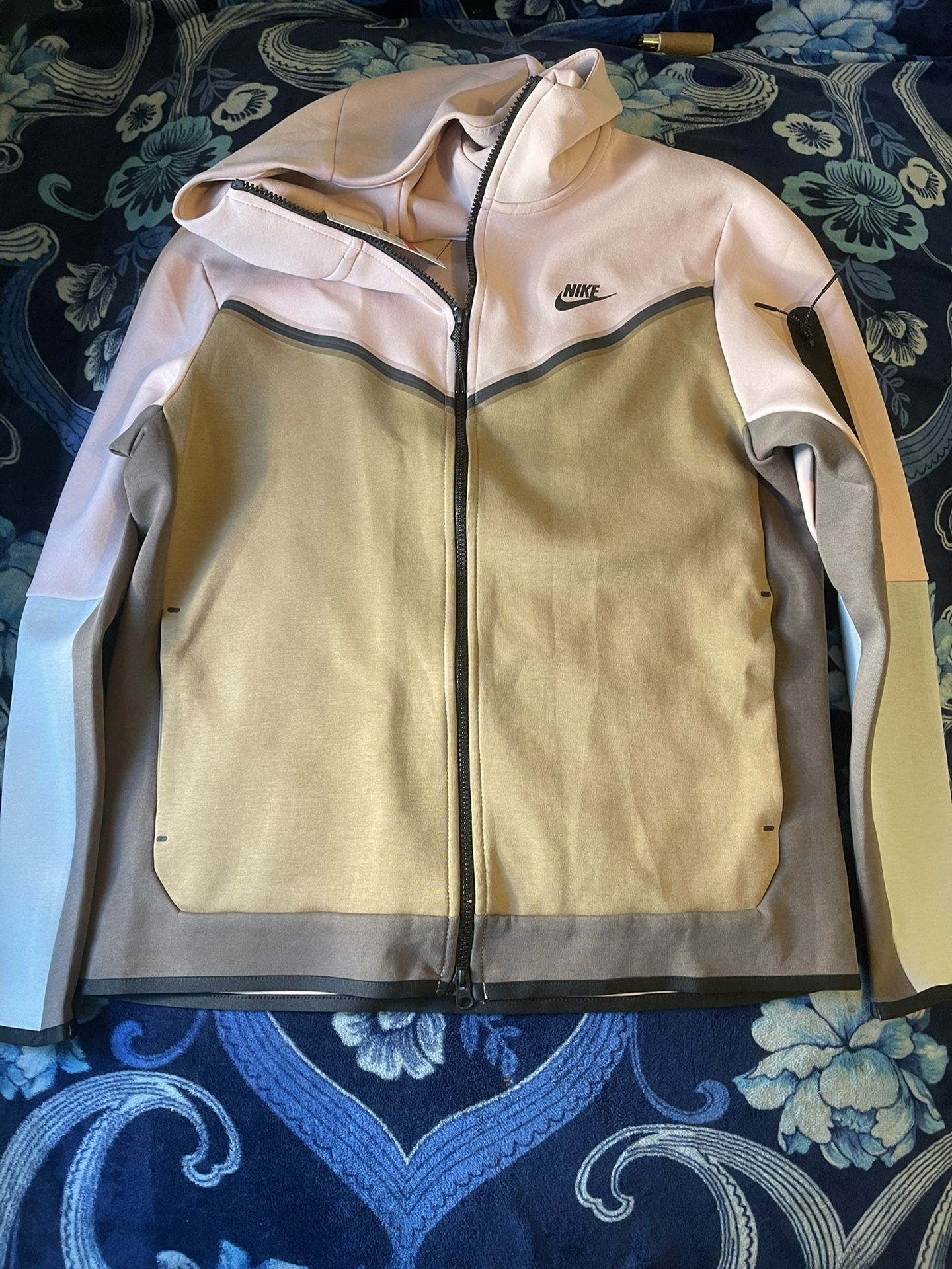 Nike Men's Sportswear Tech Fleece Full Zip Hoodie Pink Oxford for Sale in  Los Angeles, CA - OfferUp