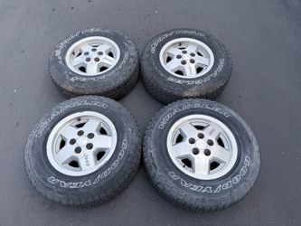 (4) 15β Jeep Wheels 225/75R15 Goodyear Wrangler