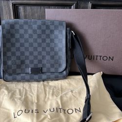 Louis Vuitton Mens The District Messenger Bag