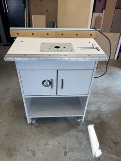 Bench Dogs Router Table with Freud FT2000E Router