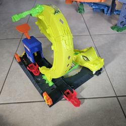 Hot Wheels Toy Car Track Set, Snake Gas Station Playset