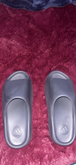 Yeezy onyx slides