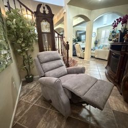 Beautiful manual rocker recliner chair in excellent condition