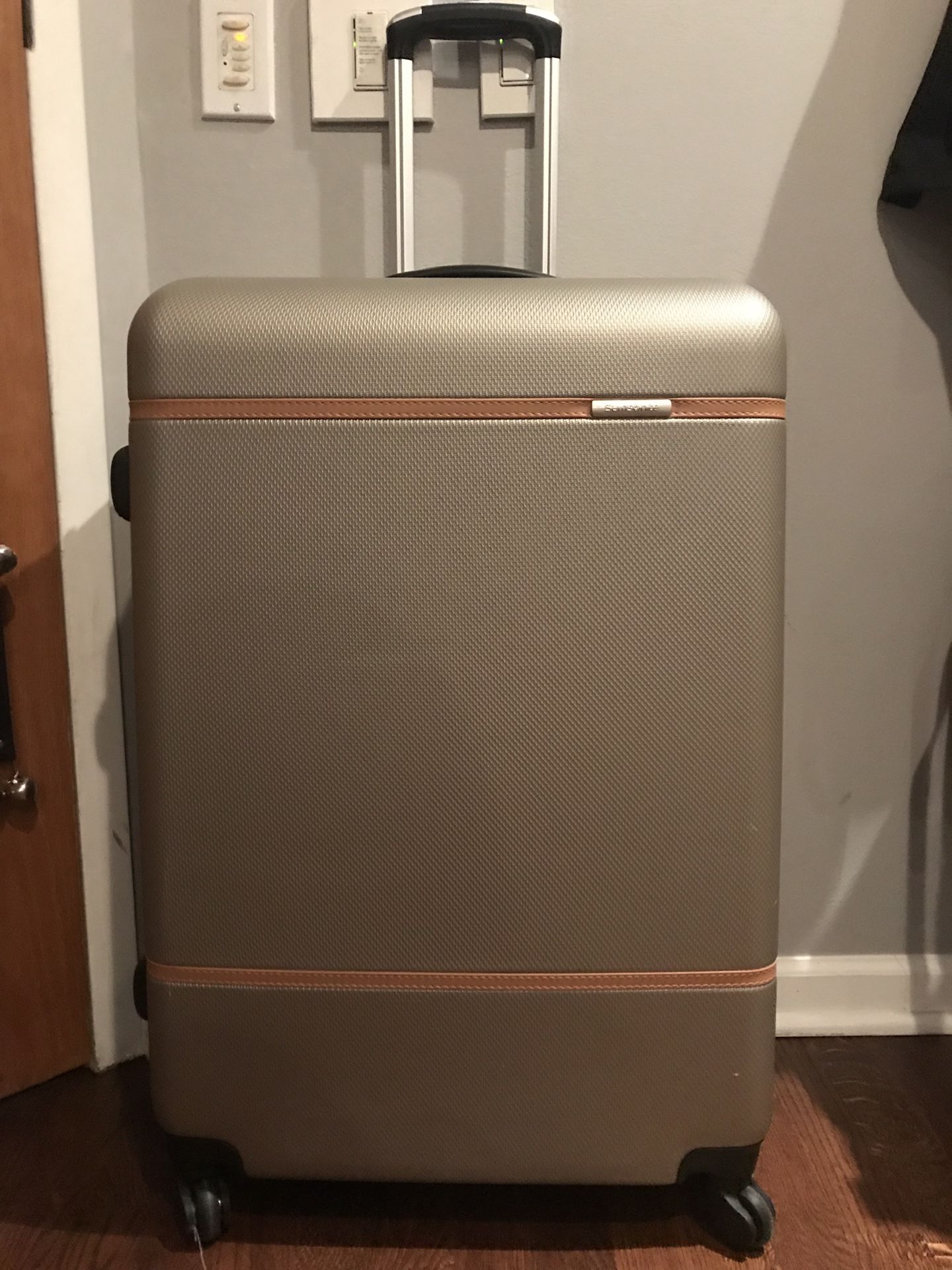 Samsonite Clearwater 28” Spinner Suitcase BRAND NEW