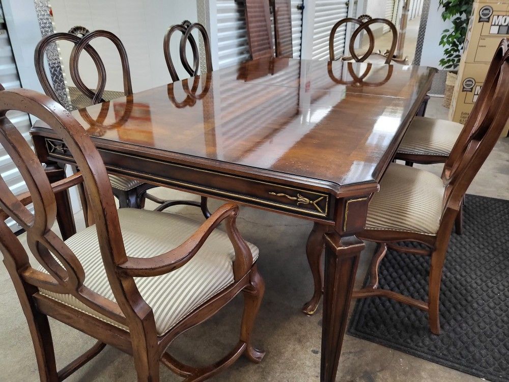 Henredon Dining Table With INCLUDES white Glove Delivery