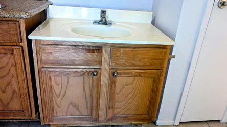 Cabinets/ bathroom PLEASE READ DESCRIPTION INFORMATION