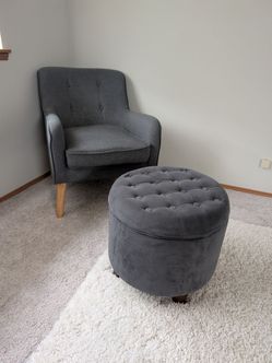 Tufted chair with footrest
