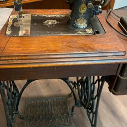 Singer Sewing Machine 