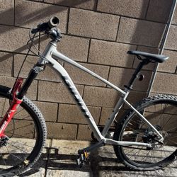Giant Talon 2 Bike / Marzocchi Bomber Z2 Forks 