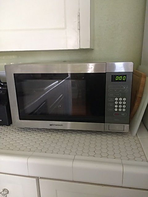 Emerson 1000 watt microwave