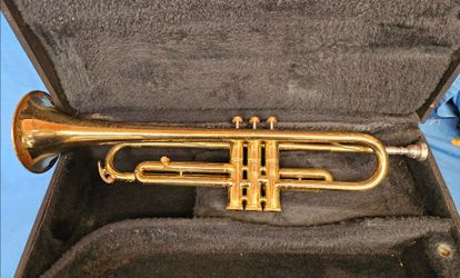 HOLTON COLLEGIATE TRUMPET WITH CASE
