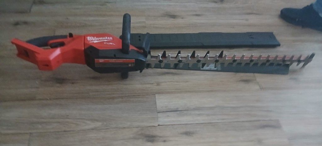 Milwaukee
M18 FUEL 18V 30 in. Brushless Cordless Battery Powered Hedge Trimmer (Tool-Only)