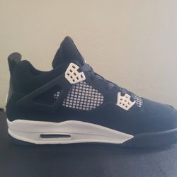 Jordan 4 White Thunders Size 9.5 and 9