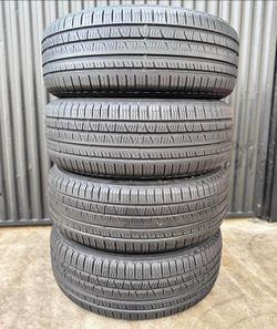 275/45/20 pirelli Vendo un set de llantas  con 80% Vida en excelente condiciones de Vida las 4 🫡🤑
 Selling a set of 4 tires with 80% tread life rema