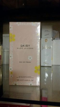 Marc jacobs daisy 4.02oz yo vendo perfumes auténticos a muy buen precio prepárese para navidad.
