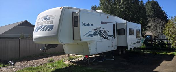Montana 5th wheel Trailer