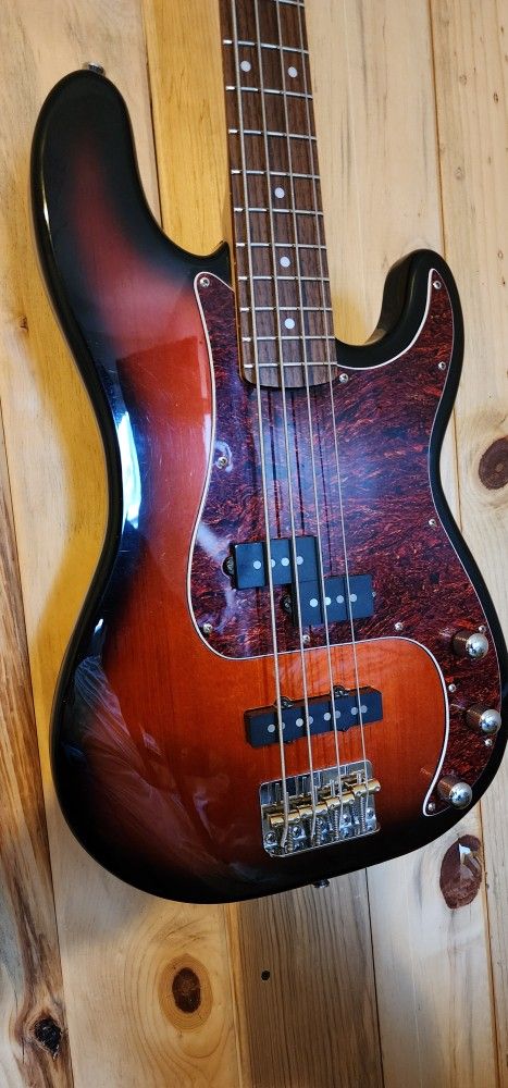 Squier Standard Bass
