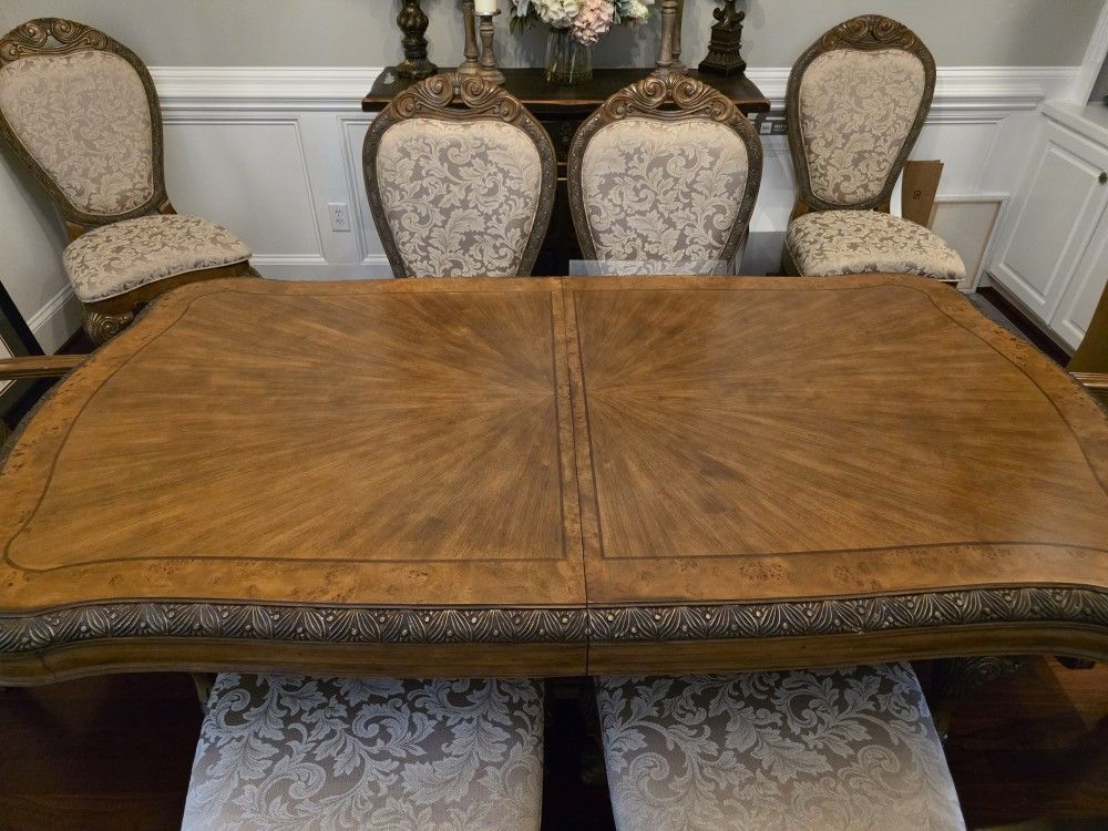 Gorgeous Dining Table,  Seats Up To 8